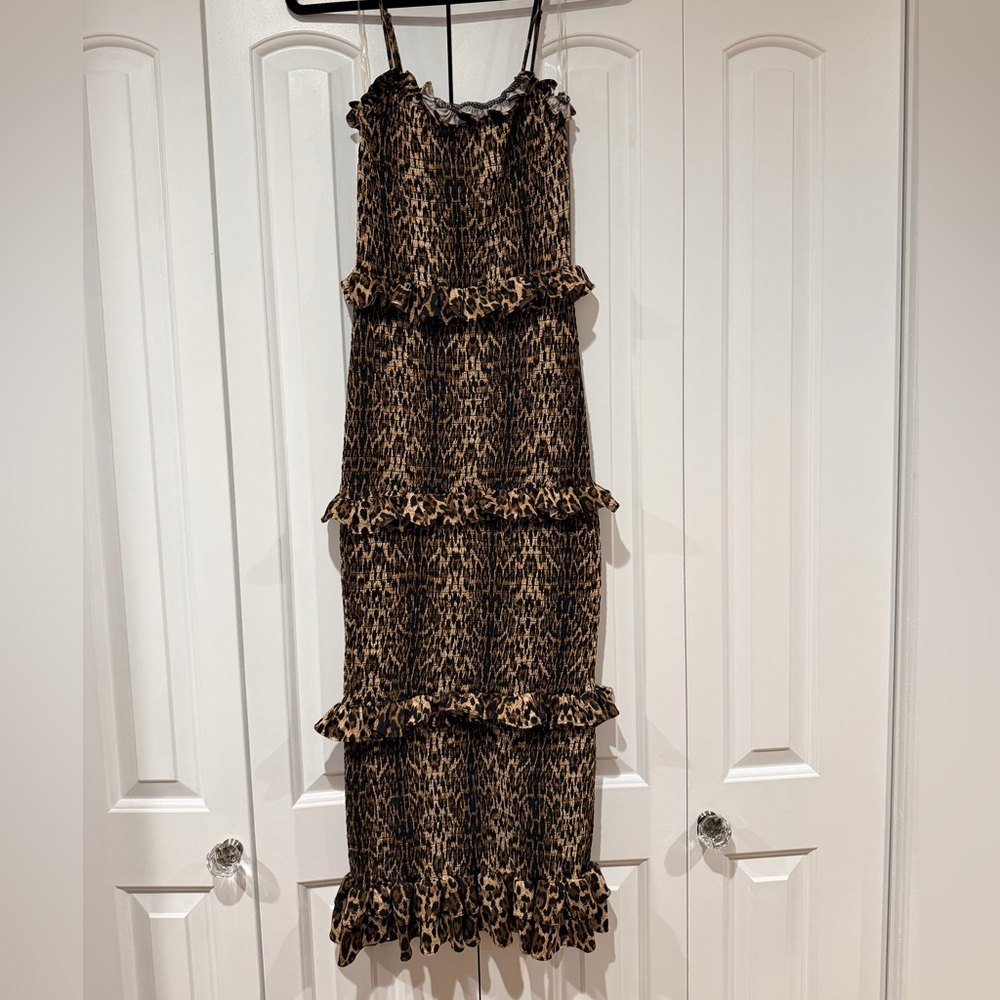 Bebe ditsy cheetah smocked Print Ruffle Maxi Dress size‎ medium